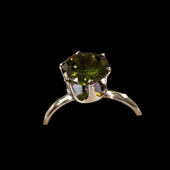 Jewelry - 1.2 Carat AAA zirconia peridot birthstone ring
